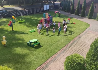 dzieci bawiące się w ogrodzie